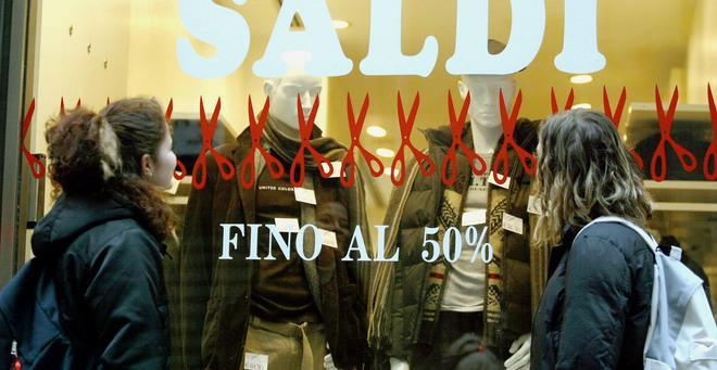 Shopping in tempo di crisi Sconti e saldi anticipati 
