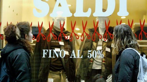 Shopping in tempo di crisi Sconti e saldi anticipati