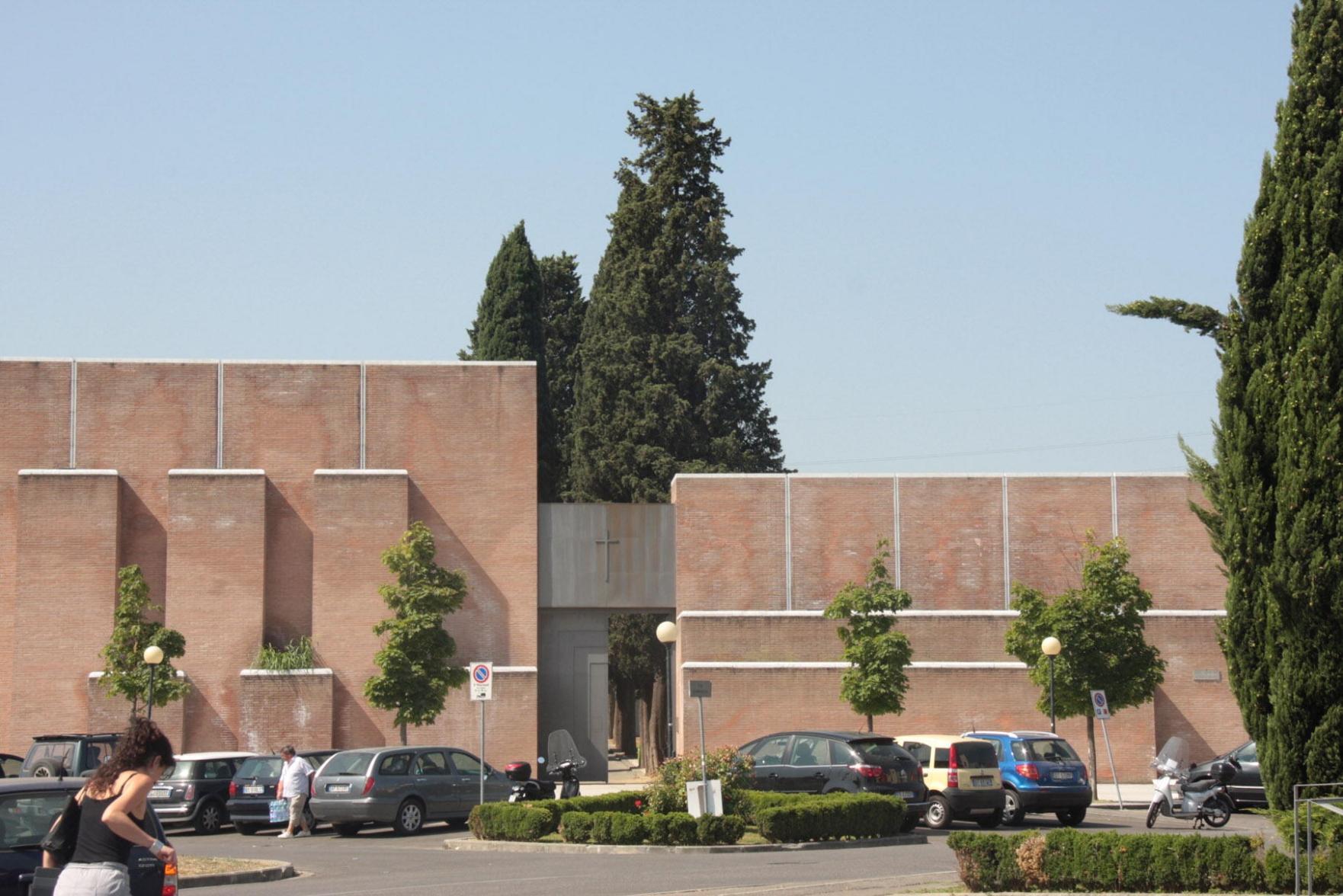 I bambini dell’oratorio sulla tomba dell’amico Franco 