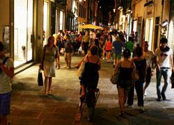 Boutique e musei aperti di sera stasera e giovedì 