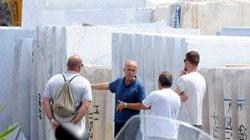 Operaio schiacciato tra le lastre di marmo, è grave