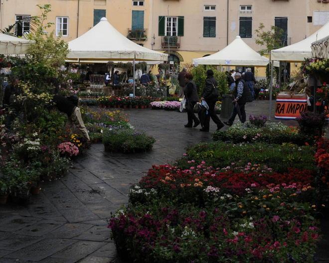 Cento aspiranti camerieri si presentano in quattro giorni 