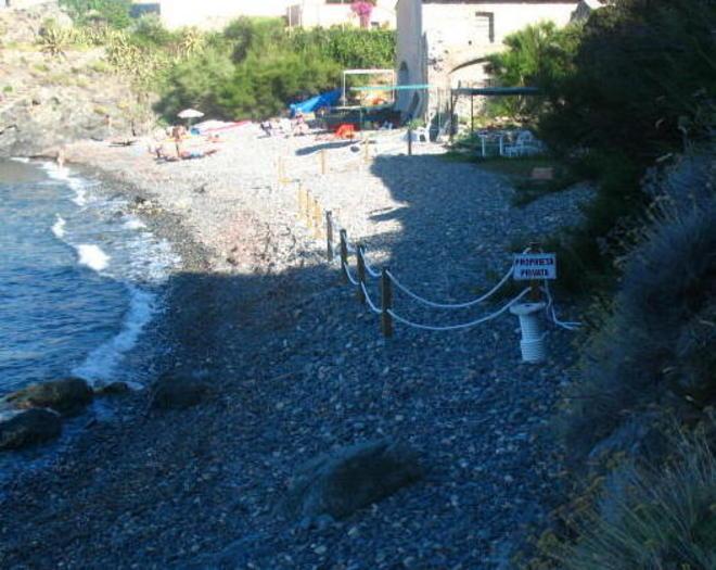 Un'altra spiaggia recintata, Legambiente s’infuria 
