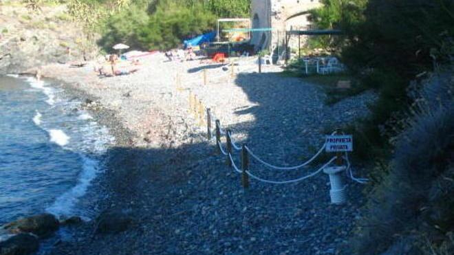 Un'altra spiaggia recintata, Legambiente s’infuria