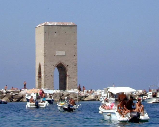 Caso Meloria, c’è il divieto ma non le boe di delimitazione 