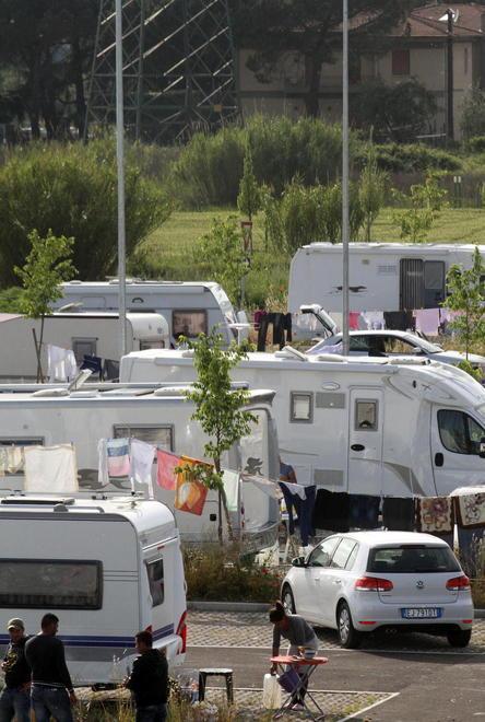 Voleva far pagare le tasse ai nomadi, a giudizio per truffa 