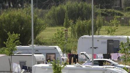 Voleva far pagare le tasse ai nomadi, a giudizio per truffa