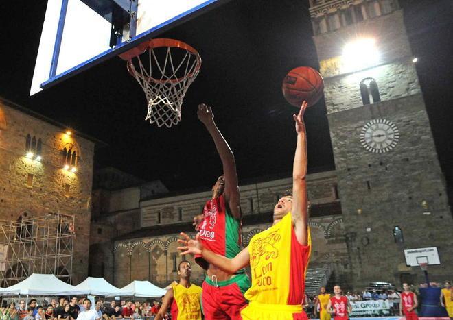 La Pistoia del basket riempie le tribune per il Palio dei rioni 