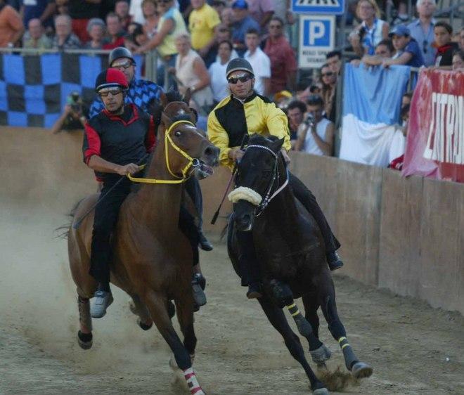 Storia e folclore in corteo per il Palio