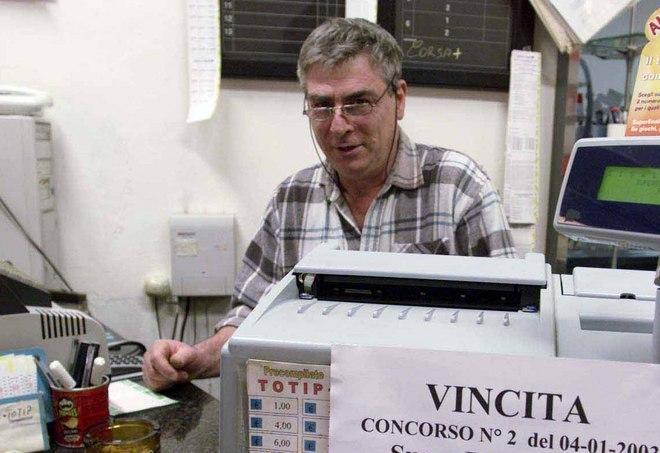 Svaligiano di notte il bar beffando il vigilante 