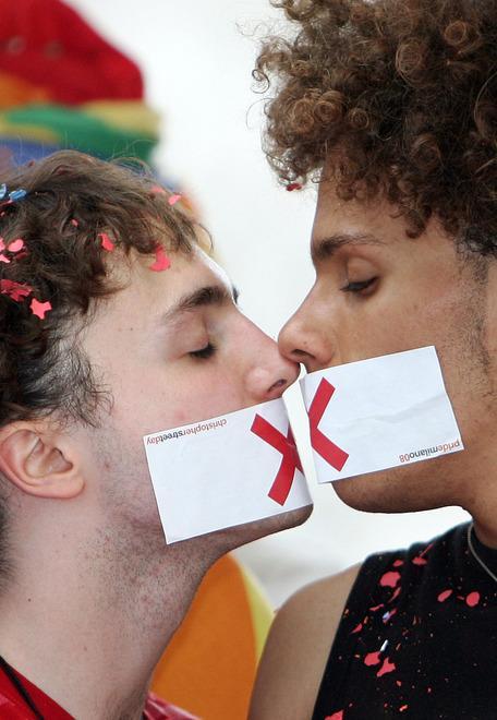 «Unioni civili subito, basta discriminazioni» Marcucci e la Granaiola (Pd) al Gay Pride