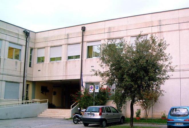 La scuola mette all’asta sedie e armadi