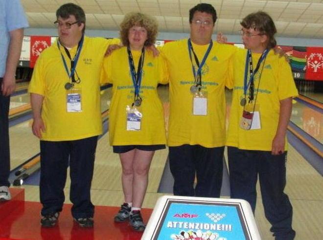 La squadra di bowling sale sul podio 