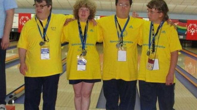 La squadra di bowling sale sul podio