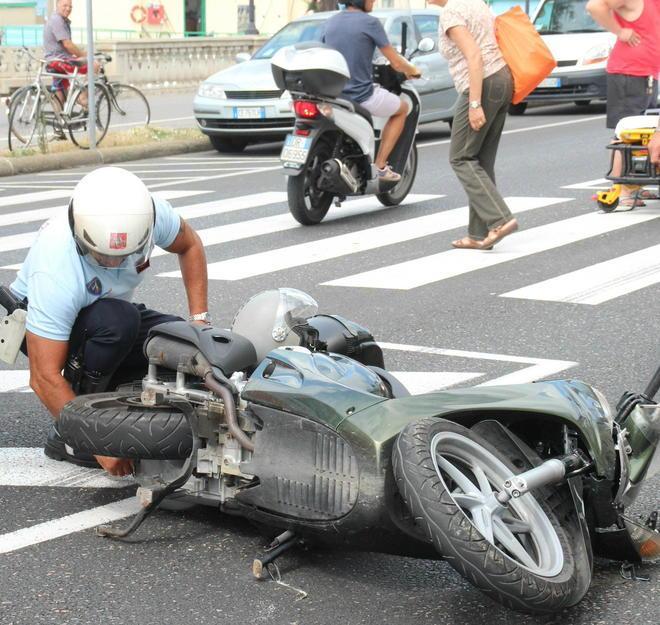 Madre con passeggino salva per miracolo