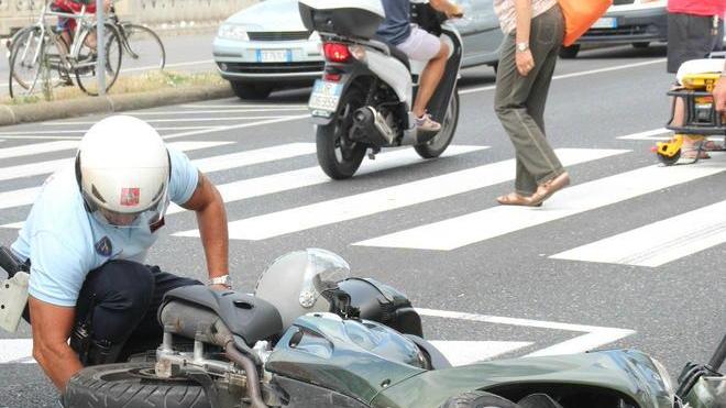 Madre con passeggino salva per miracolo