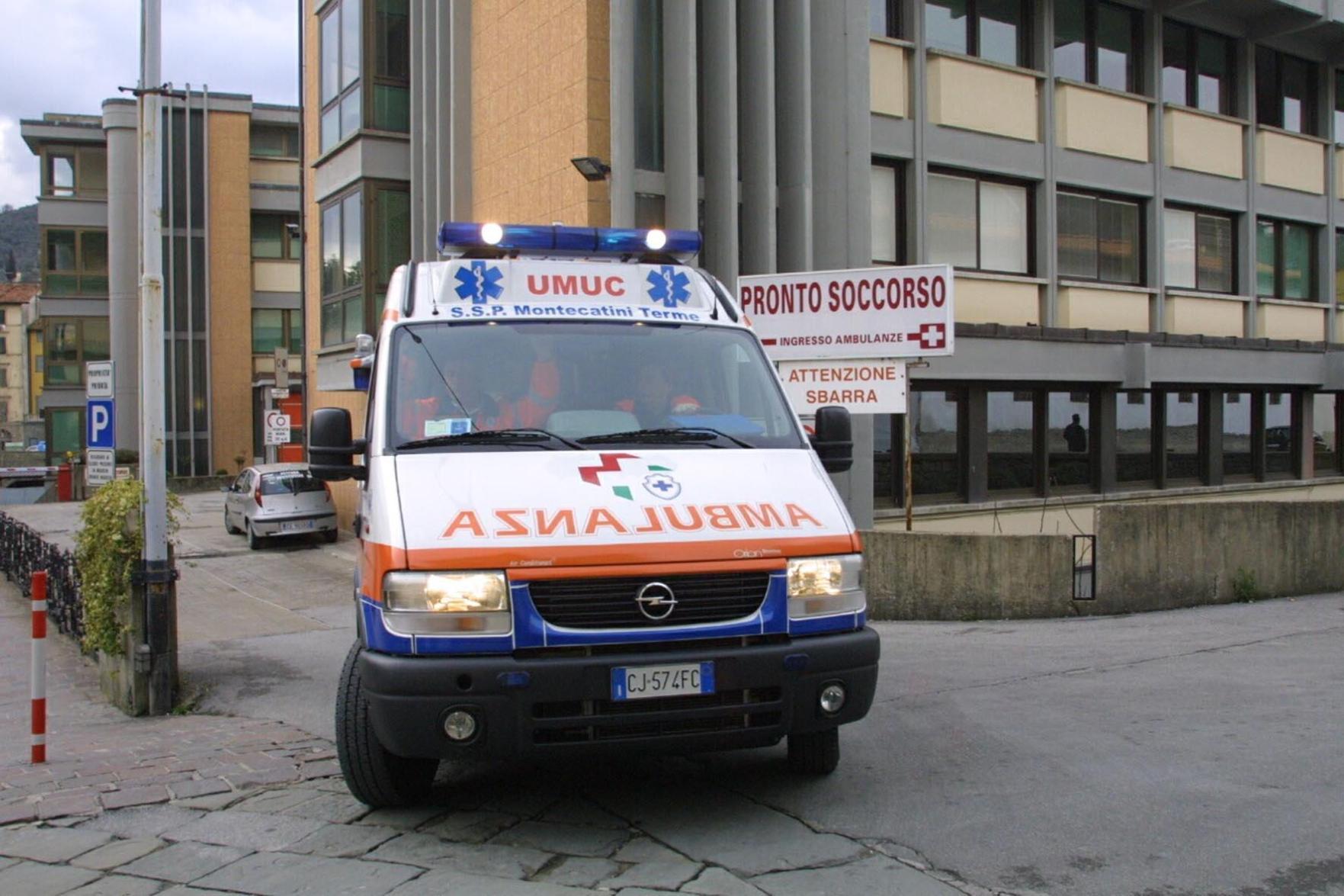 Anziana in ospedale con una maniglia conficcata nel braccio 