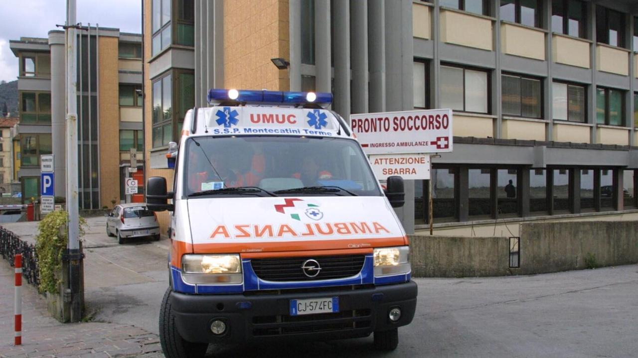 Anziana in ospedale con una maniglia conficcata nel braccio