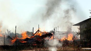 Incendio in un deposito di pancali al Terrafino