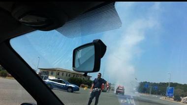 Auto in fiamme all’uscita dell’autostrada a Rosignano