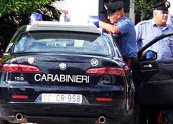 I rapinatori entrano in casa di due anziani e li minacciano con i coltelli 