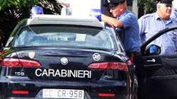 I rapinatori entrano in casa di due anziani e li minacciano con i coltelli