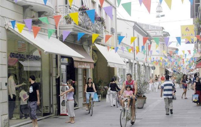 In via Battisti si fa shopping fino alle 23 