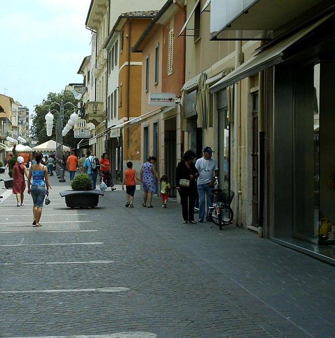 Telefonate a luci rosse alle commercianti 