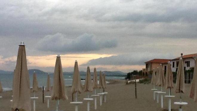 «Spiagge sporche»: la protesta è a ovest