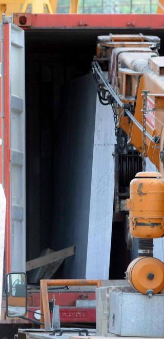 Intrappolato fra le lastre, grave operaio 