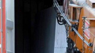 Intrappolato fra le lastre, grave operaio
