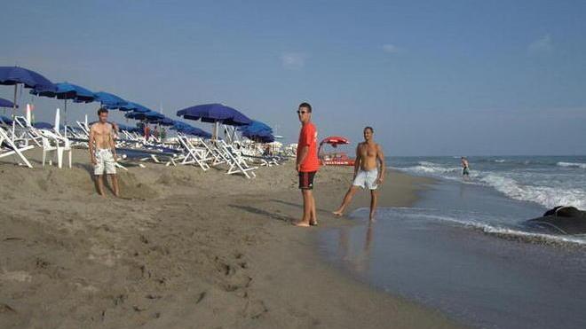 La spiaggia non c’è più e scompaiono pure i clienti