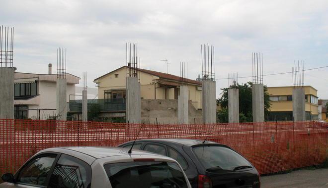 Un telo sul cantiere fantasma 