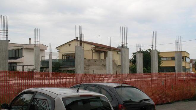 Un telo sul cantiere fantasma
