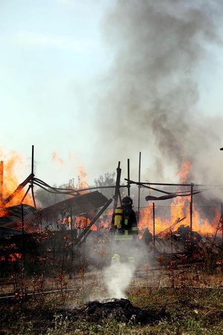 Incendio in città, l’Asl: «Non mangiate la verdura degli orti» 