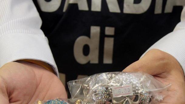 Braccialetti, collane e orecchini nocivi per la salute pubblica