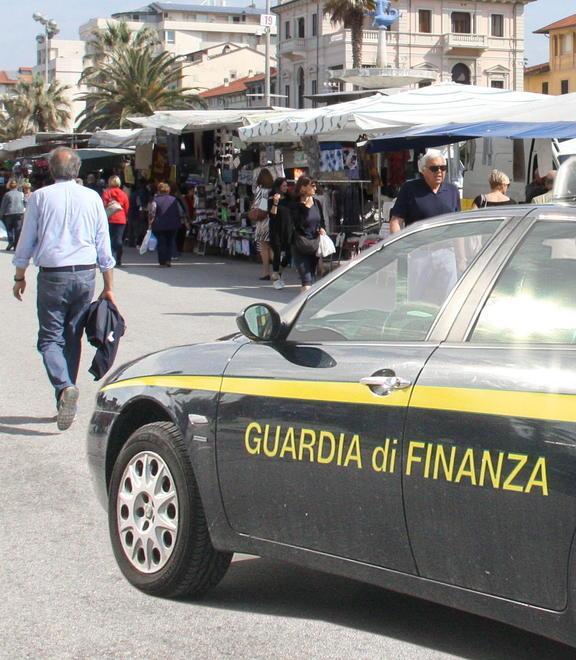 Falsi saldi nei negozi Controlli a tappeto delle Fiamme Gialle 