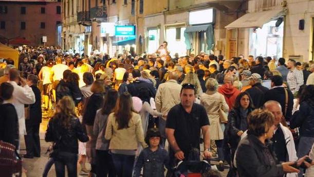 Negozi aperti alla sera e giochi per i bimbi