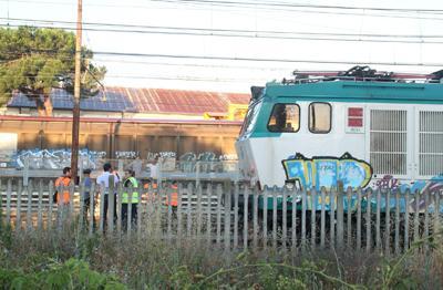 Si uccide gettandosi sotto un treno 