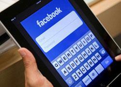Minaccia un coetaneo che su Facebook chiede l’amicizia alla sua ragazza 