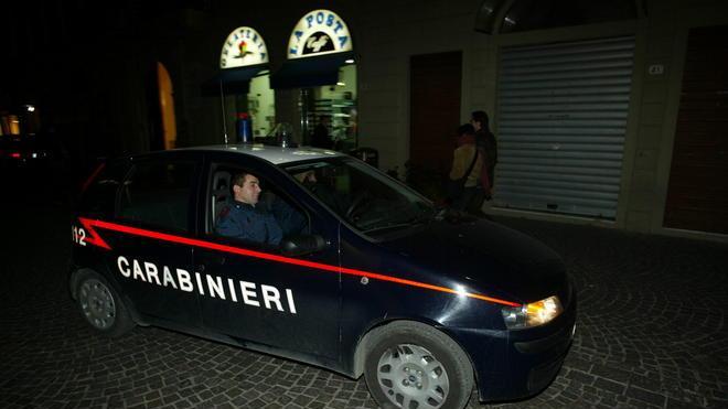 Lancio di frutta nella notte, arriva la volante