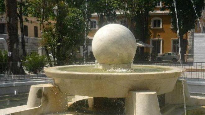 Vandali rompono un tubo e le panchine sono inagibili
