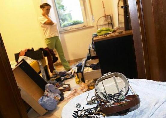 «Devo misurare la casa» ma poi fugge con i gioielli 
