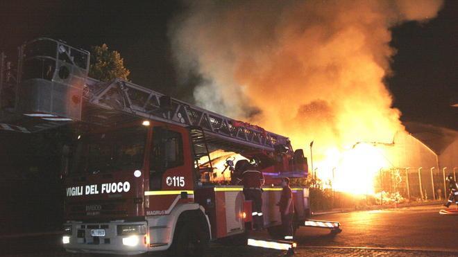 Incendio distrugge magazzino di filati a Oste di Montemurlo