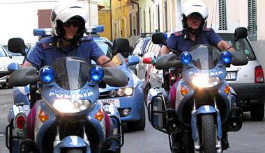 Il pusher scappa sui tetti, i poliziotti lo inseguono e i cittadini li aiutano: preso 