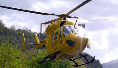 Anziana schiva due ciclisti e cade in un burrone: la salva un albero 