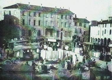 La piazza di Forlimpopoli in una foto storica 
