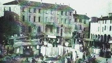 La piazza di Forlimpopoli in una foto storica