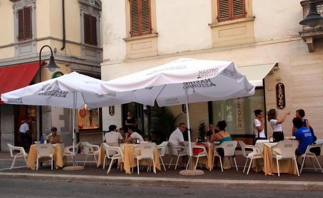 Fumata nera per i tavolini delle pizzerie 