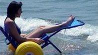 Carrozzina speciale per i disabili che vanno al mare